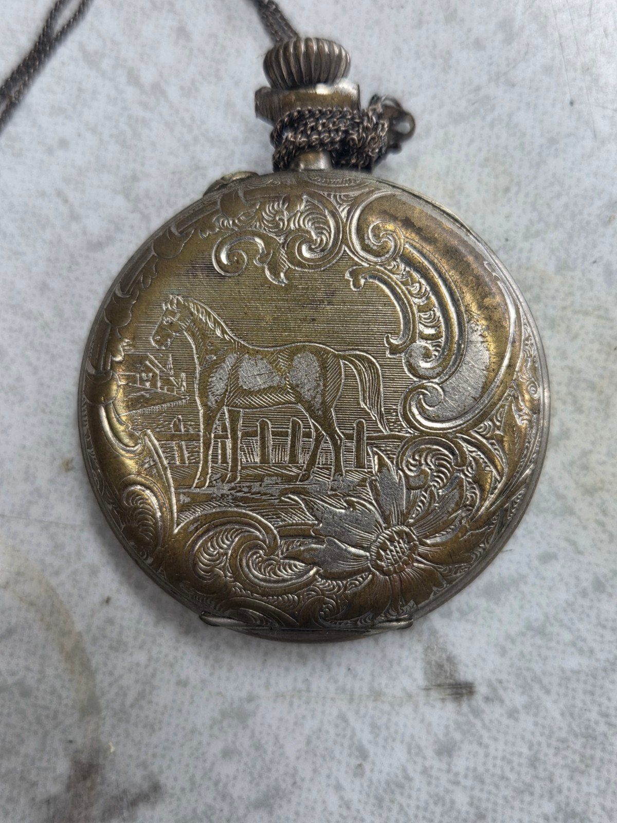 Antiek zakhorloge met paardenmotief en ketting, Ophalen of Verzenden, Overige materialen, Overige typen
