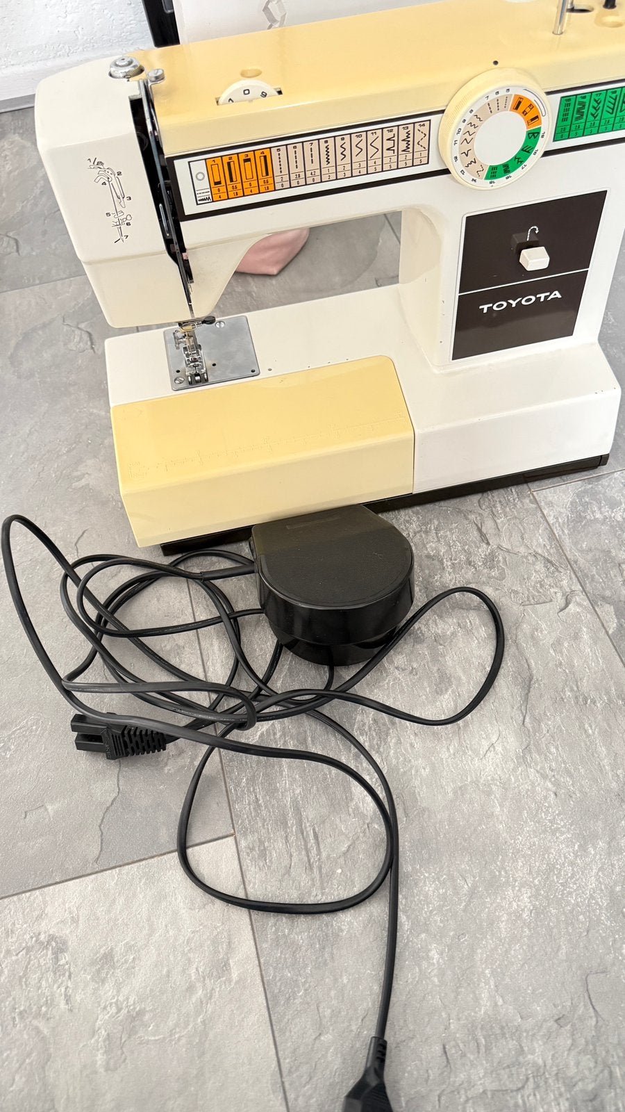 Gratis Toyota Naaimachine -, Hobby en Vrije tijd, Ophalen, Gebruikt, Naaimachine