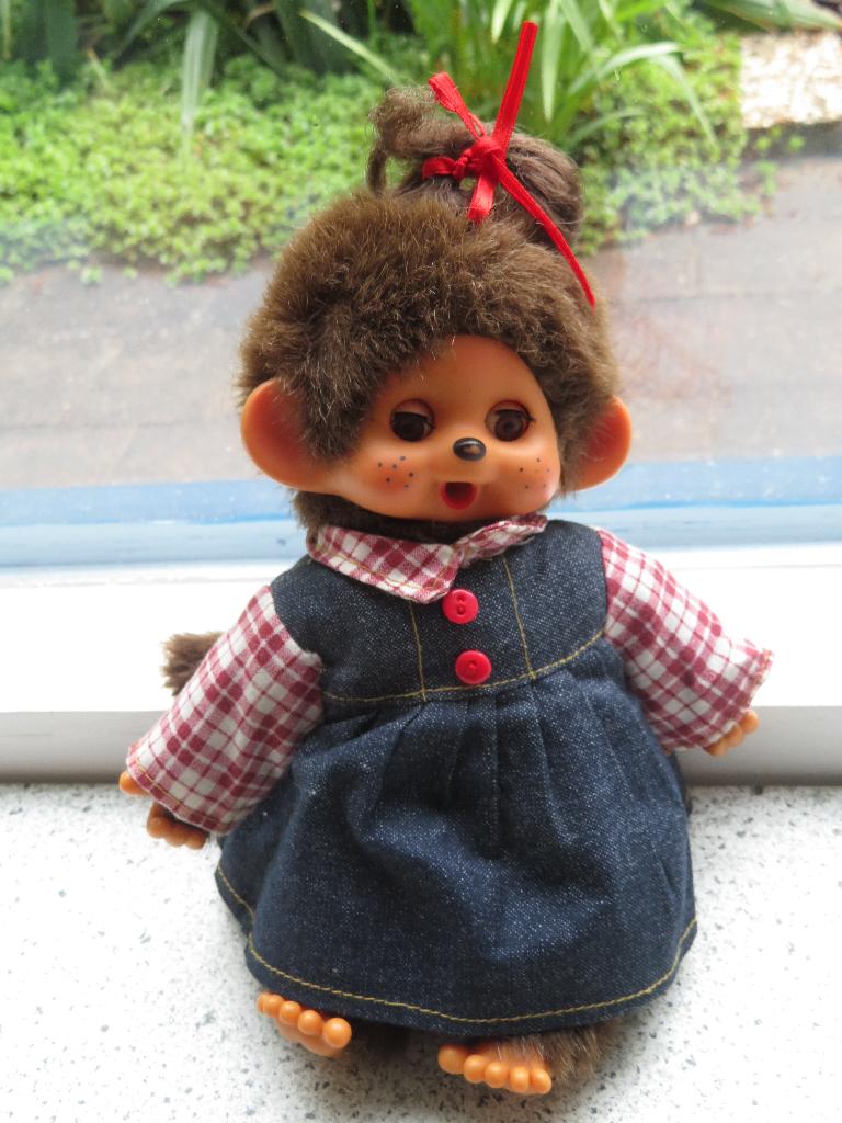 Aap of aapje merk Monchchi met strikje en jurk meet ca 20 cm, Ophalen of Verzenden, Gebruikt, Bruin, Aap