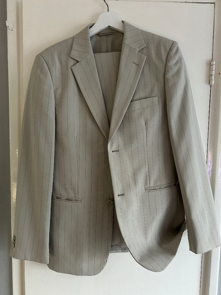Heren Kostuum 2 delig Beige met krijtstreep Maat 46, Kleding | Heren, Ophalen of Verzenden, Zo goed als nieuw, Maat 46 (S) of kleiner