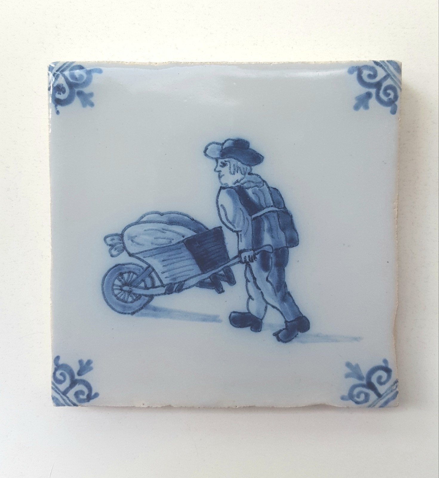 Oude blauwwitte tegel Tichelaar Makkum - man met kruiwagen, Ophalen of Verzenden