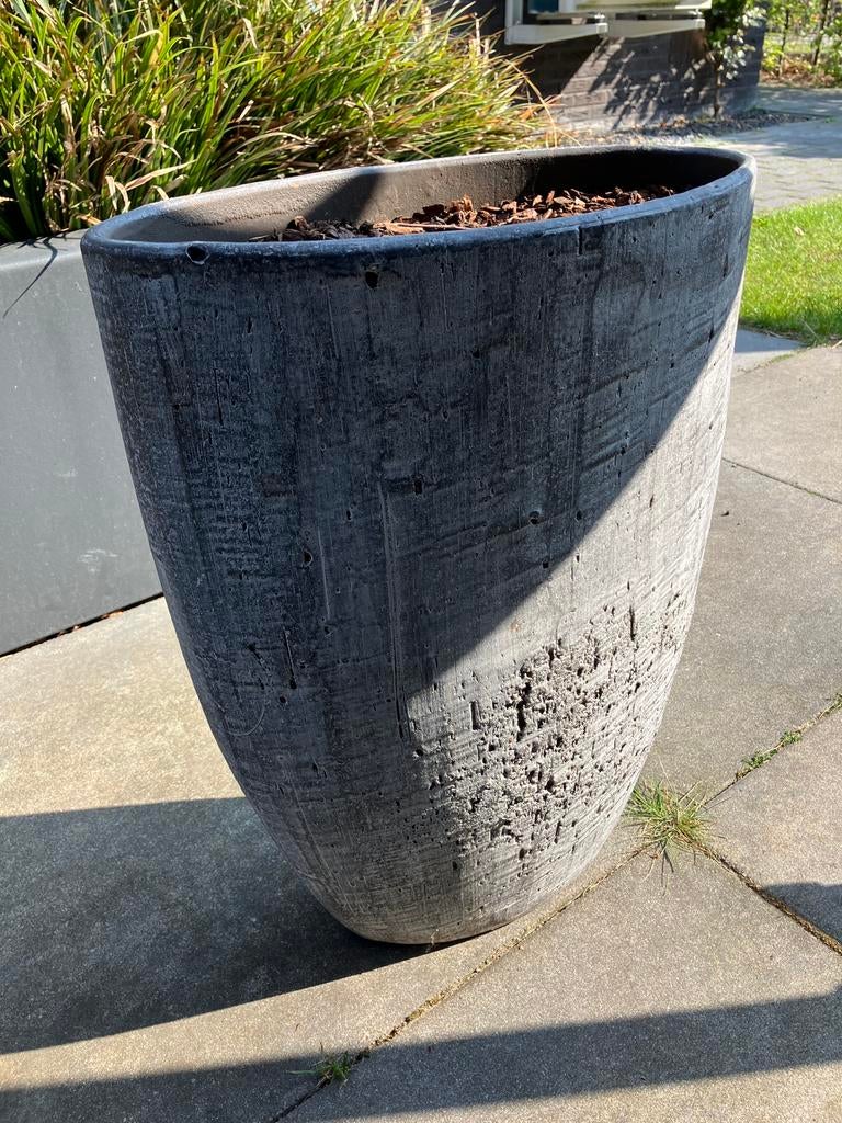 Mooie hoge ovale grijze bloempot (excl grond), Ophalen, Steen, Minder dan 60 cm, Zo goed als nieuw