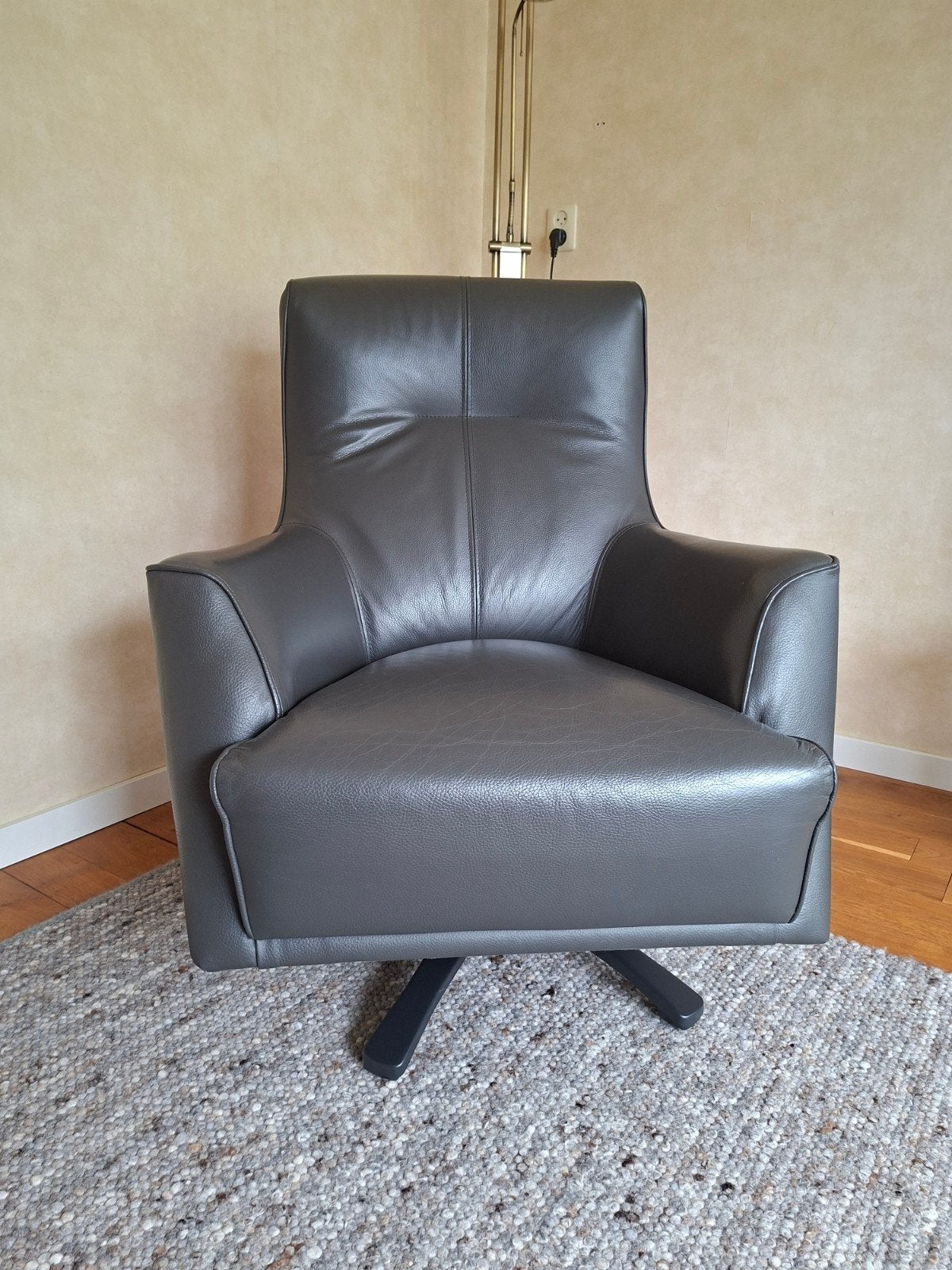 Comfortabele grijze leren fauteuil, draaibaar, Ophalen, Modern, Comfortabel, Zo goed als nieuw, 75 tot 100 cm