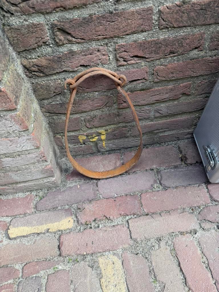 Deze oude metalen koebeugel heeft een roestige uitstraling, Ophalen of Verzenden, Zo goed als nieuw