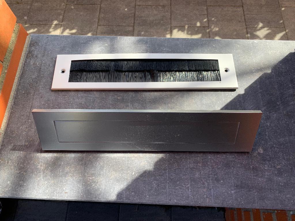 Brievenbus met veer, Ophalen of Verzenden, Zo goed als nieuw, Aluminium, Brievenbusklep