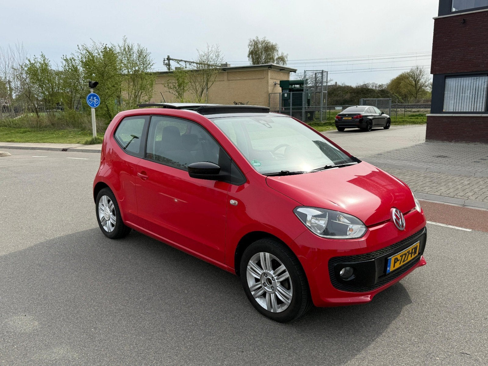 Volkswagen Up (High UP) 1.0 Rood+volle opties ORIGINELE KM, Voorwielaandrijving, Dealer onderhouden, Stof, Panoramadak