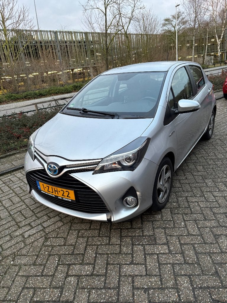 Toyota Yaris 1.5 HSD 55KW 5DRS 2015 Grijs, 1497 cc, 74 pk, Bluetooth, 4 cilinders