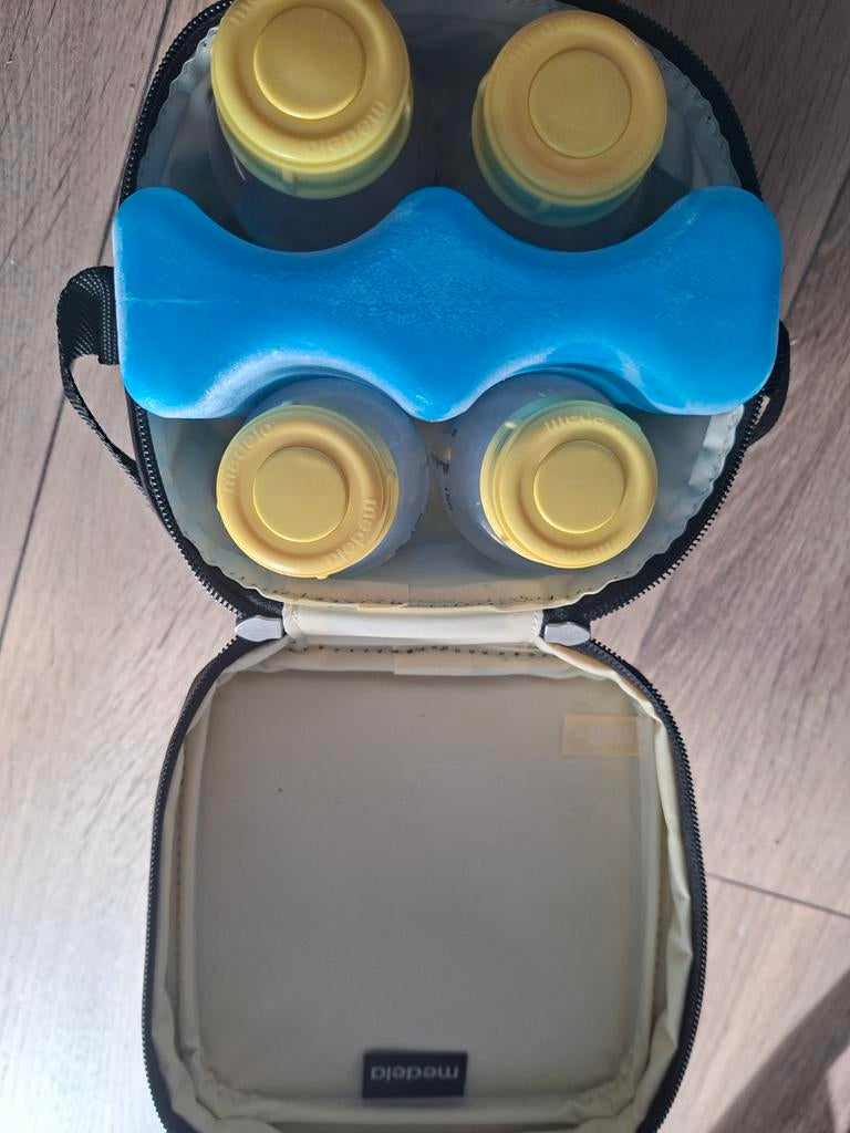 Medela koeltas met 4 flesjes en koelelement, Ophalen of Verzenden, Gebruikt, Overige typen