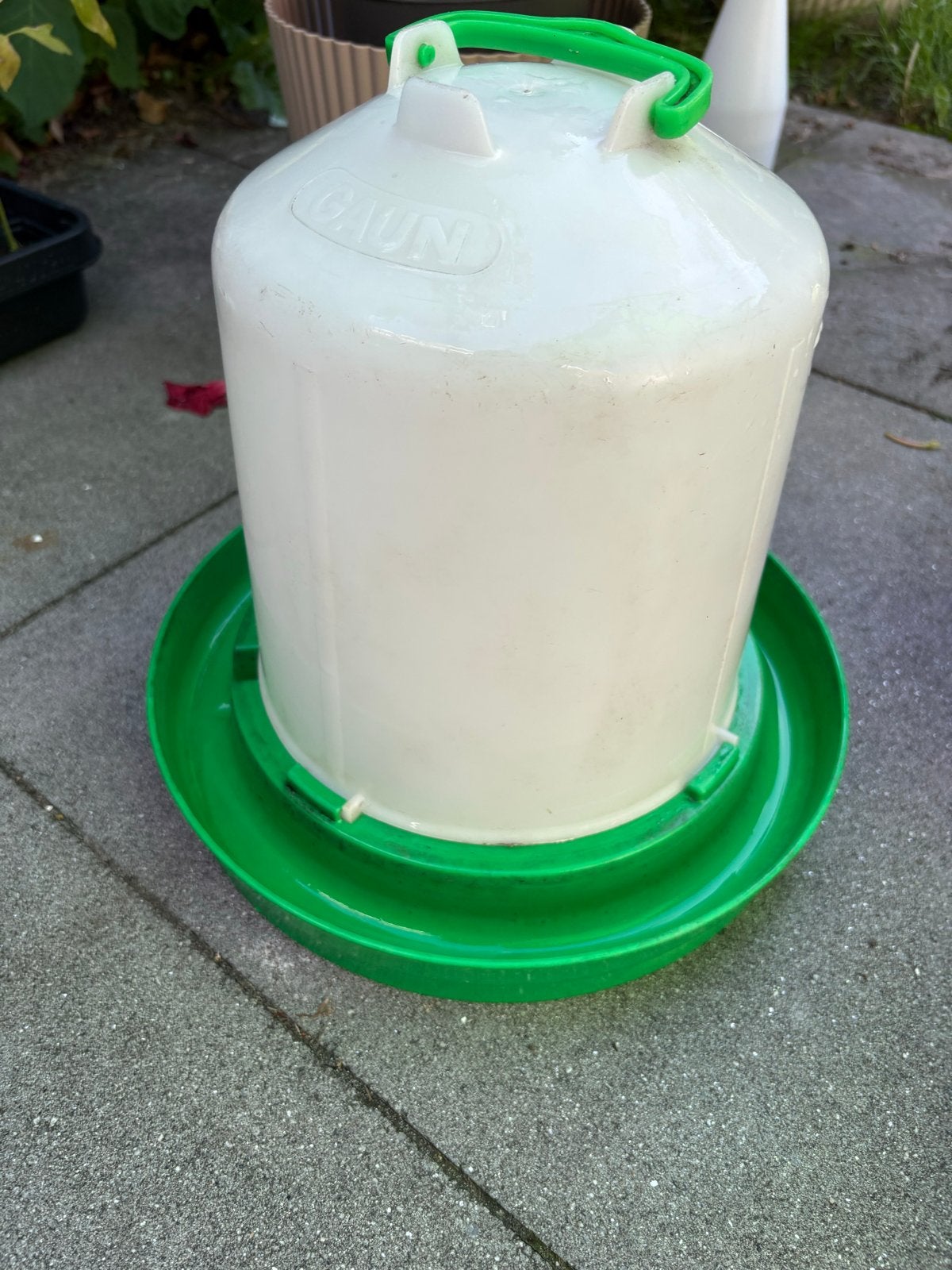 Drinkbak voor kippen, Ophalen, Drinken en Voederen