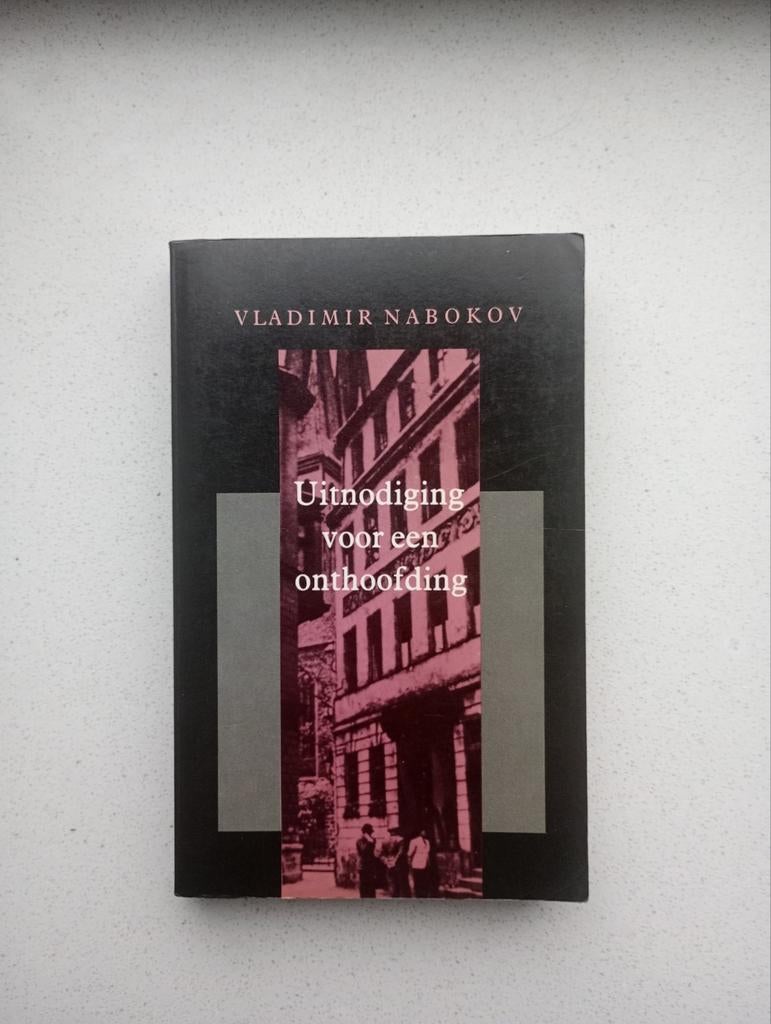 Uitnodiging voor een Onthoofding - Vladimir Nabokov, Ophalen of Verzenden, Gelezen