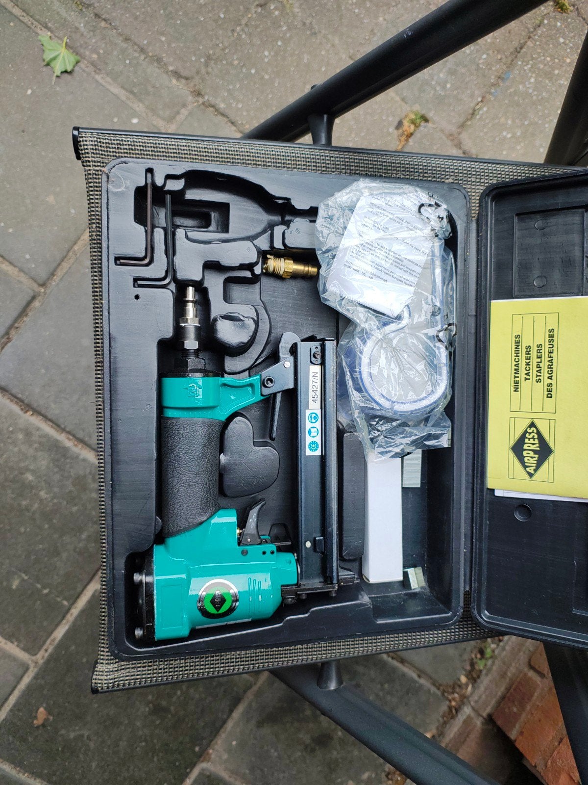 Airpress tacker/nietmachine in koffer - Zo goed als nieuw, Ophalen of Verzenden, Zo goed als nieuw, Tacker/nietmachine, Overige merken