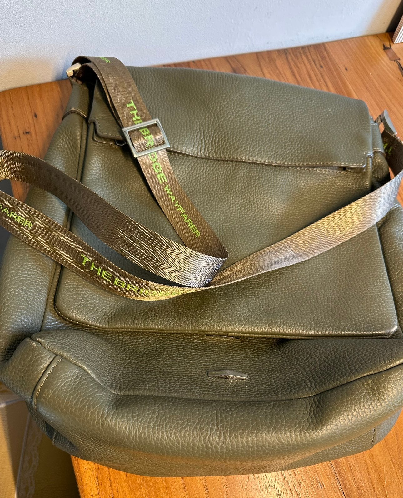 The Bridge wayfarer messenger tas groen leer, Computers en Software, Laptoptassen, Meerdere vakken, Groen, 15 inch, Ophalen of Verzenden