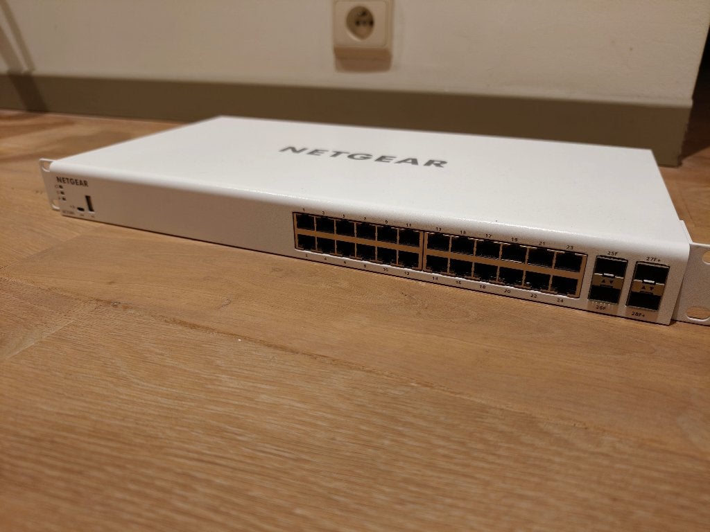 Netgear GC728X 24-Port Gigabit Managed Switch + 2x 10G SFP+, Ophalen of Verzenden, Gebruikt