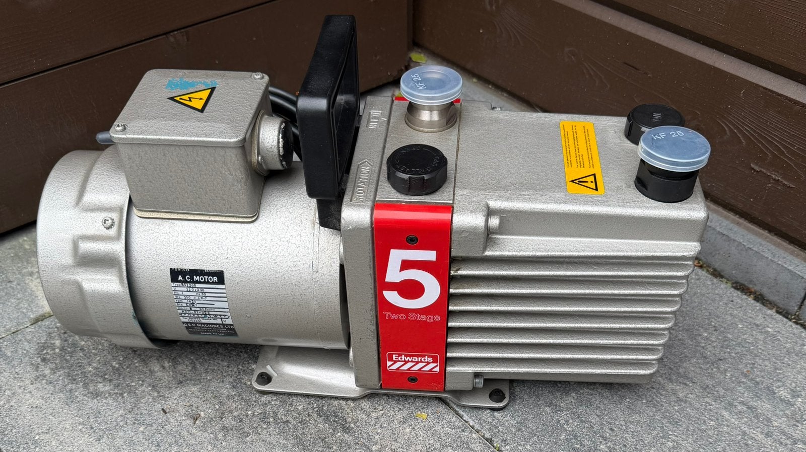 Vacuumpomp  Edwards E2M5, Ophalen, Gebruikt