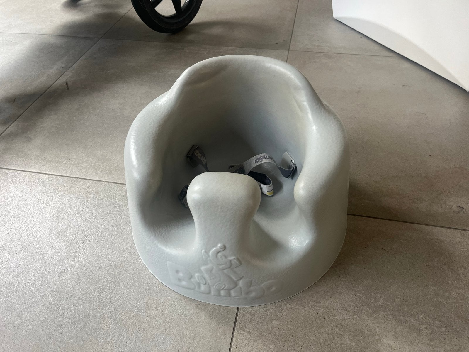 Bumbo Babyzitje - Grijs met Gordel, Kinderen en Baby's, Kinderstoelen, Ophalen, Gebruikt, Overige typen, Gordel(s)