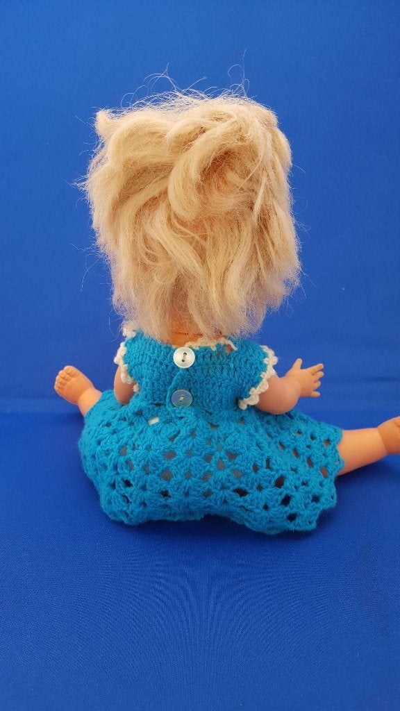 Vintage pop "Bella" 31-10, 32cm onderbroek blauw jurkje 4A12, Verzamelen, Poppen, Tweedehands verkoop, Tweedehands verkoop, Gebruikt