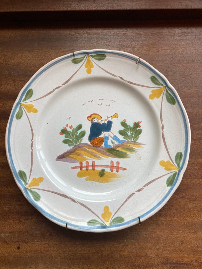Vintage Frans aardewerk bord - Jongen met fluit, Ophalen of Verzenden