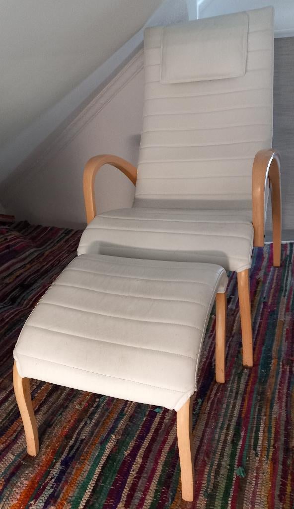 2 Finse design fauteuils met voetenbankjes- Asko, wit leer, Ophalen, Scandinavisch design, 75 tot 100 cm, Zo goed als nieuw
