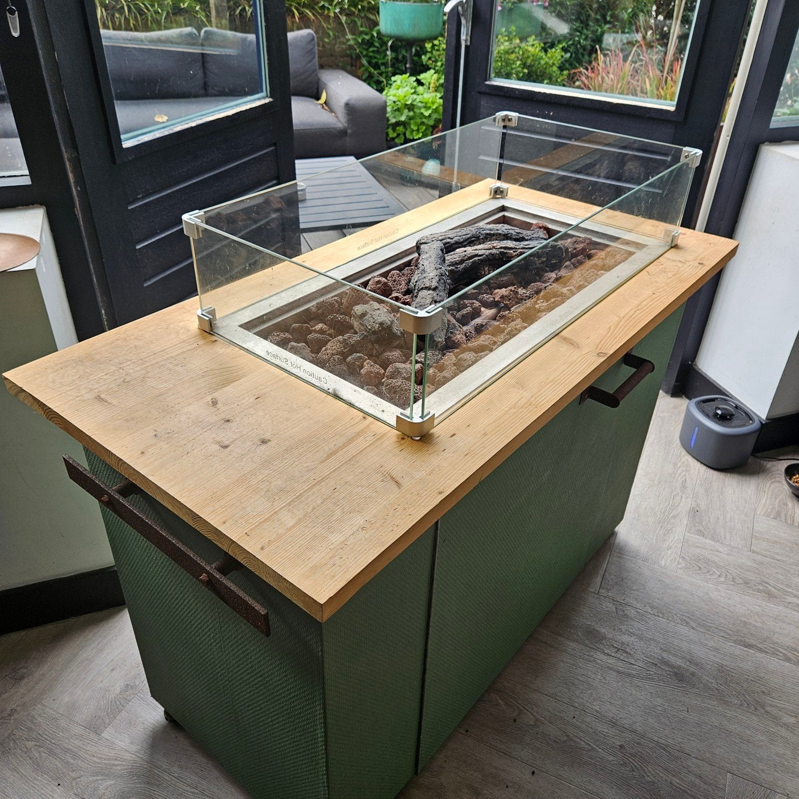 Stijlvolle vuurtafel met houten blad en glasombouw, Tuin en Terras, Ophalen