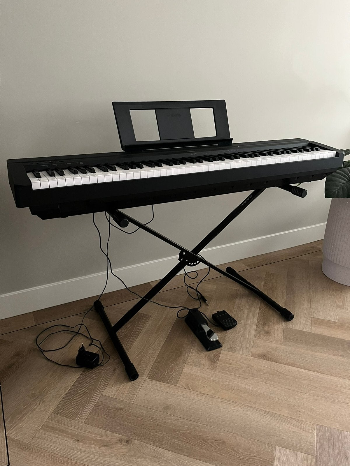 Yamaha P-45 Digitaal Piano met standaard en pedalen, Ophalen, Zo goed als nieuw, Zwart