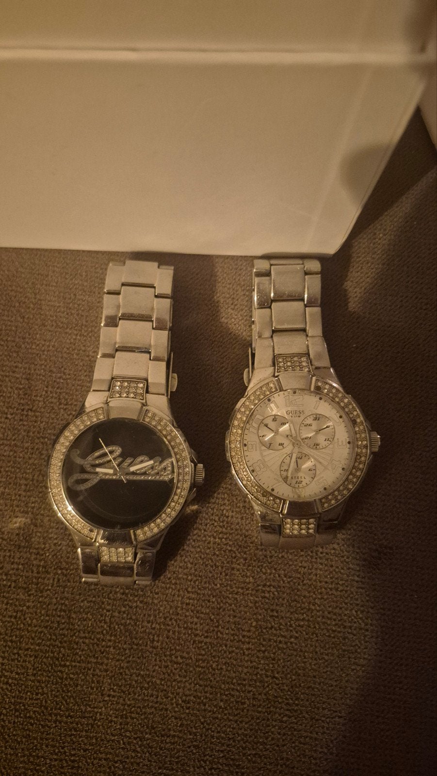 Twee stijlvolle Guess horloges met strass, Staal, Gebruikt, Guess, Polshorloge