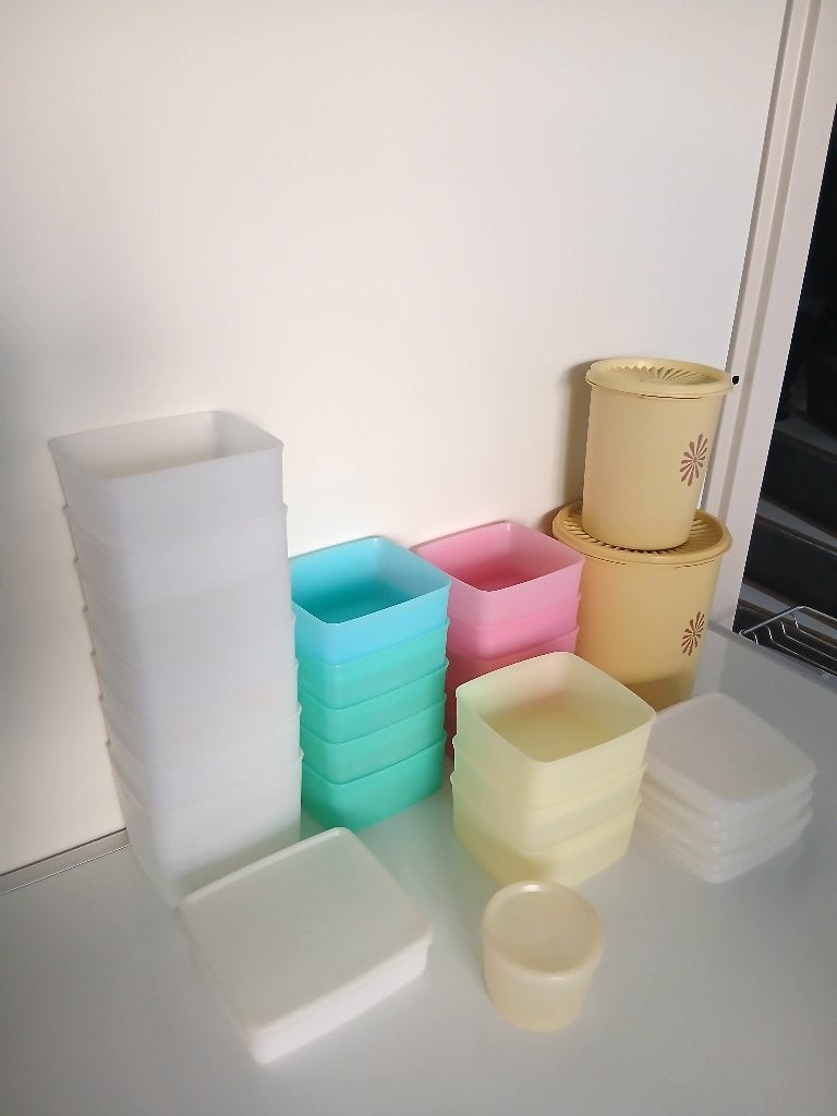24 Tupperware bewaarbakjes pastel zonnedeksel vintage, Gebruikt, Bewaardoos, Wit, Ophalen of Verzenden