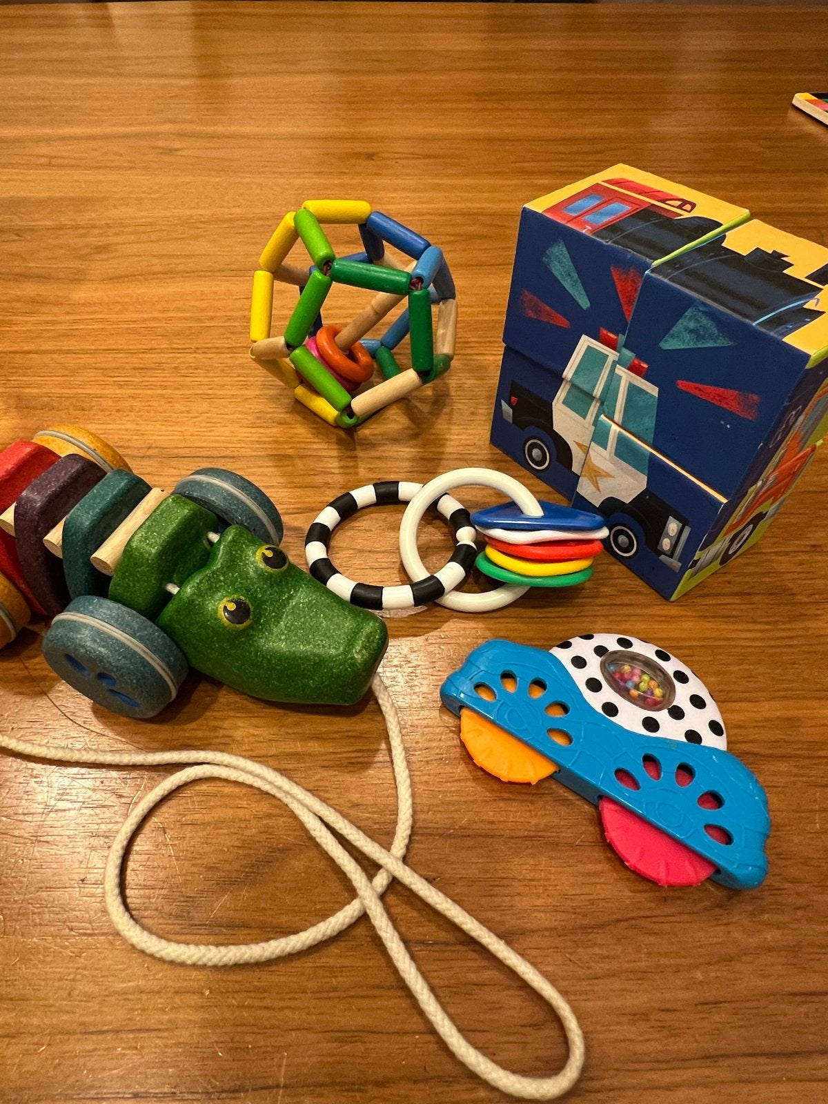 Leuke speelgoed set: houten bal, krokodil, auto, puzzel, Ophalen of Verzenden, Gebruikt, Overige typen, Met wieltjes