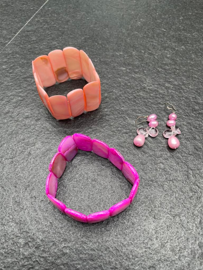 Set van 2 parelmoer armbanden + oorbellen - roze, Sieraden, Tassen en Uiterlijk, Armbanden, Ophalen of Verzenden, Zo goed als nieuw