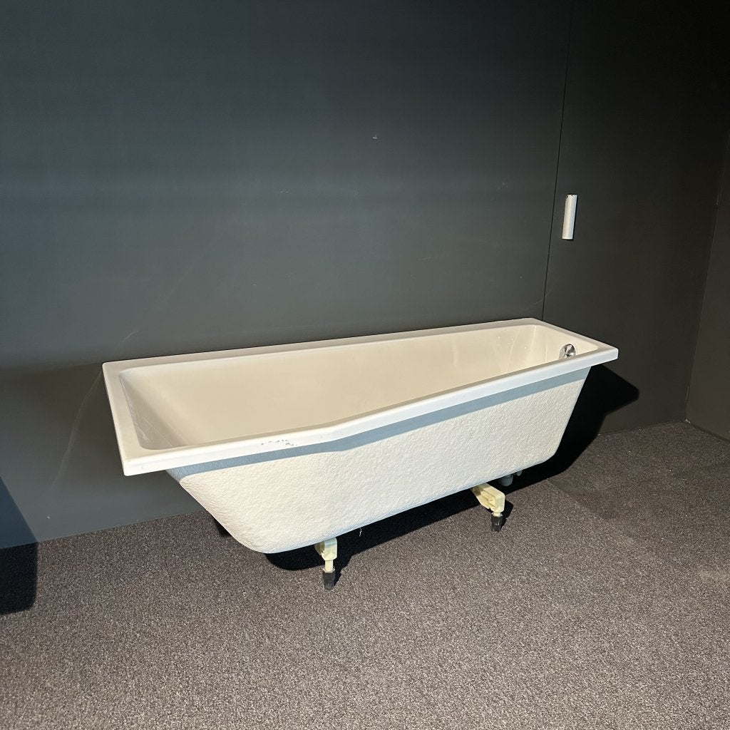 Villeroy & Boch inbouwbad met een schuine zijde, Huis en Inrichting, Badkamer | Complete badkamers, Niet ingevuld, Nieuw, Niet ingevuld