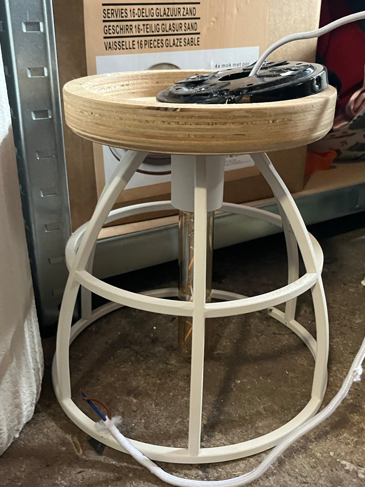 Moderne hanglamp met houten accent en metalen frame, Wit, Overige merken, Gebruikt, Hout