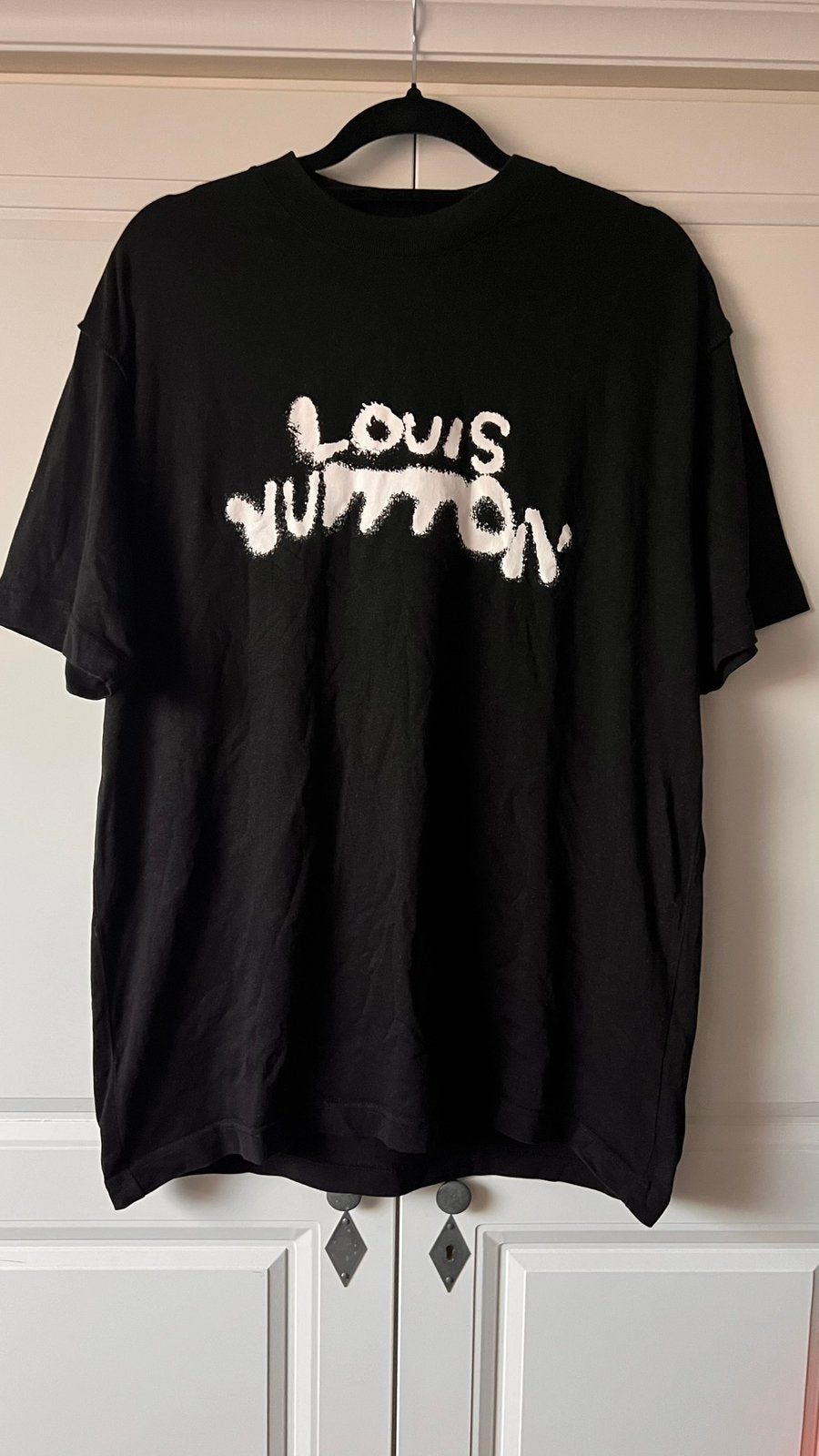 Foto 2 van Louis Vuitton | Black T-Shirt with White Logo | size L