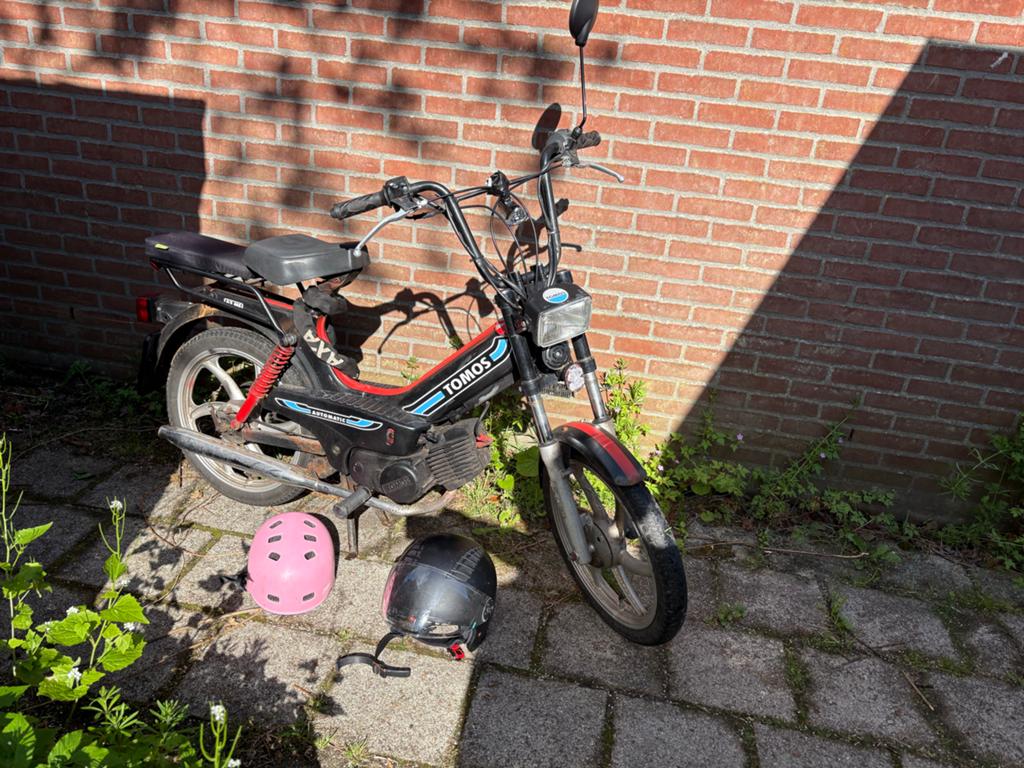 Tomos incl. 2 helmen, slot en bijrijder zitje, Fietsen en Brommers, Brommers | Tomos, Ophalen, Gebruikt, 2 versnellingen, Standard