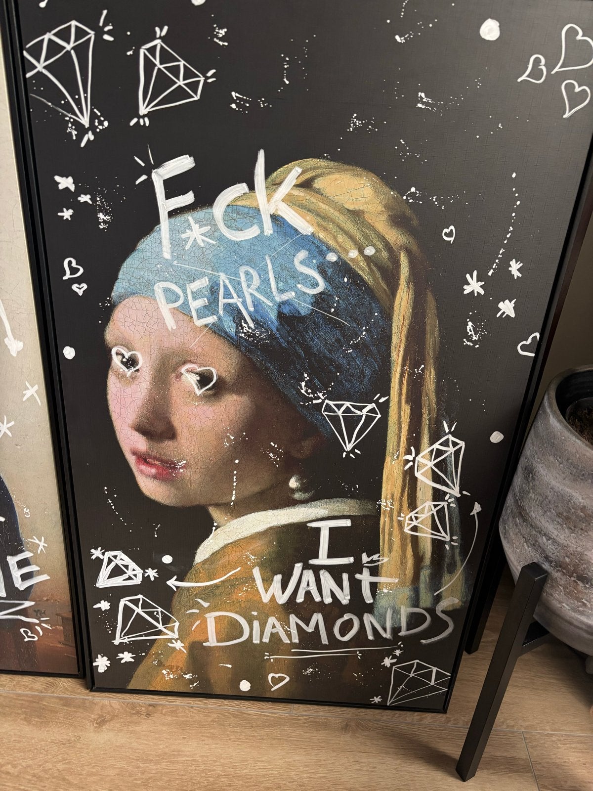 Modern Meisje met de Parel - 'F*ck Pearls I Want Diamonds', Antiek en Kunst, Ophalen, Hout, Ingelijst, Print