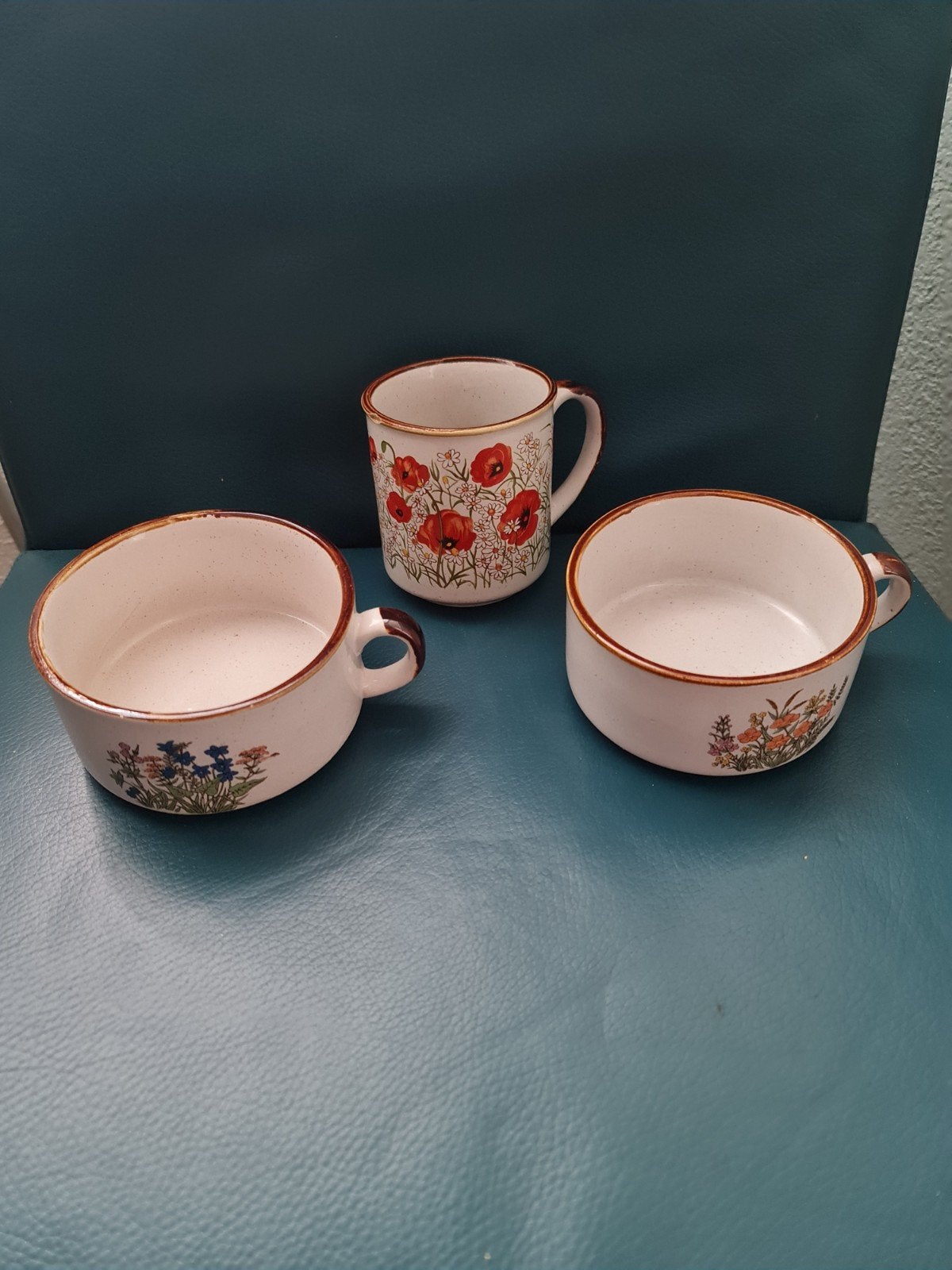 Vintage wildflowers aardewerk soepkommen en mok met bloemmot, Gebruikt, Ophalen of Verzenden, Kom(men), Overige stijlen