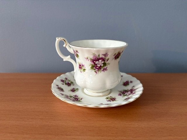 Royal Albert kop en schotel 'sweet violets', Verzamelen, Ophalen of Verzenden, Zo goed als nieuw, Porselein, Kop en/of schotel