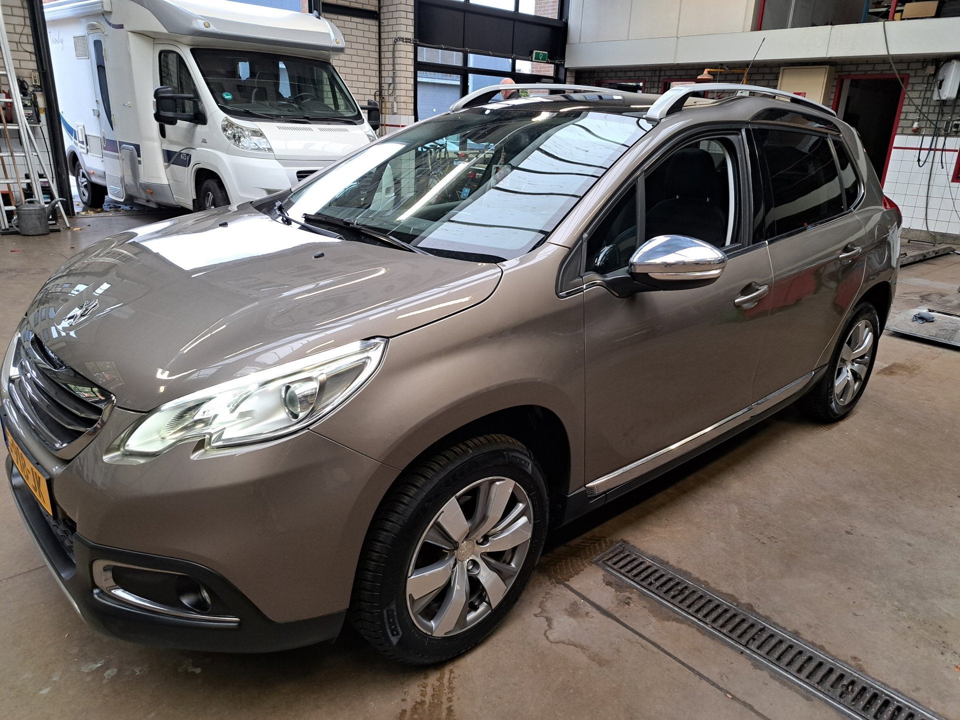 Peugeot 2008 1.2 PURETECH CROSSWAY NIEUWSTAAT NIEUWE DIST RI, Auto's, Voorwielaandrijving, Zwart, 1199 cc, Bruin
