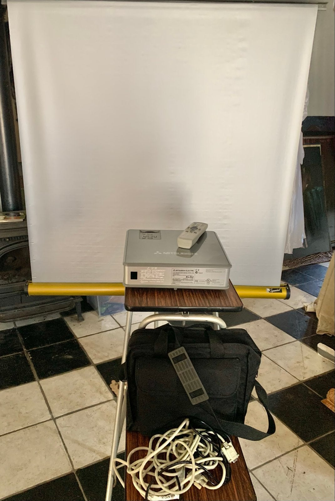 Mitsubishi XL5U Beamer met tafel en originele tas, Ophalen of Verzenden, Gebruikt, LCD, Overige resoluties