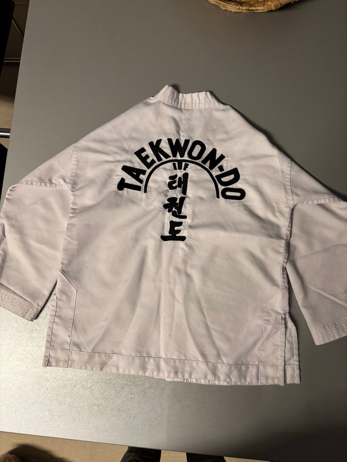 Taekwondo Pak 150 cm met Voet- en Handschoenbeschermers, Sport en Fitness, Gebruikt, Taekwondo, Vechtsportpak, Maat L