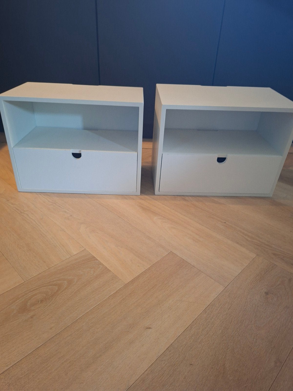 Set van 2 witte nachtkastjes met lade hangend, Ophalen, 55 tot 70 cm, Zo goed als nieuw, 45 tot 65 cm