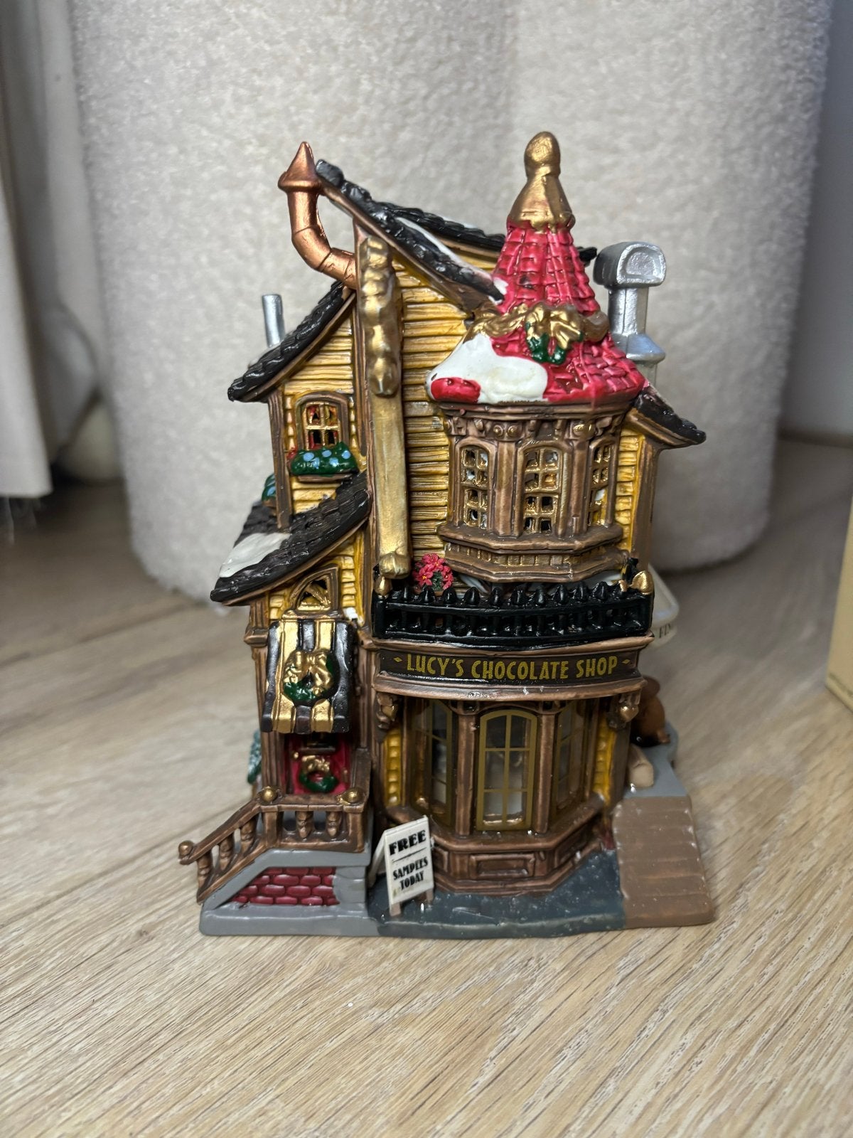 Lemax Lucy's Chocolate Shop (45052) - Caddington Village, Diversen, Kerst, Verzenden, Zo goed als nieuw