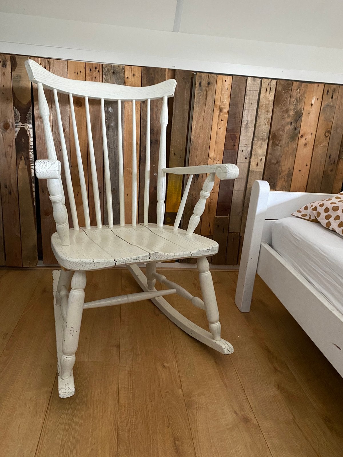Schommelstoel wit hout, Kinderen en Baby's, Kinderkamer | Tafels en Stoelen, Ophalen, Zo goed als nieuw, Stoel(en)