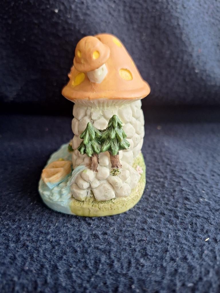 Beeldje konijn in Paddestoel, Ophalen of Verzenden, Zo goed als nieuw, Fantasy