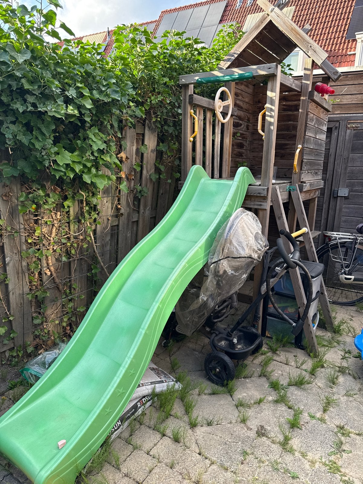 Houten speelhuisje met glijbaan, Kinderen en Baby's, Speelgoed | Buiten | Speeltoestellen, Ophalen of Verzenden, Gebruikt, Glijbaan