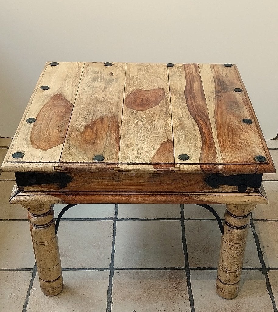 Indiase Thakat-bijzettafel, Salontafel met smeedijzerbeslag, Huis en Inrichting, Tafels | Bijzettafels, Gebruikt, Vierkant, 55 tot 75 cm