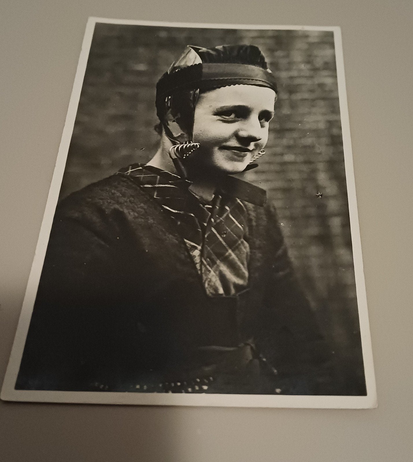 Oude foto van een vrouw in klederdracht, Ophalen of Verzenden