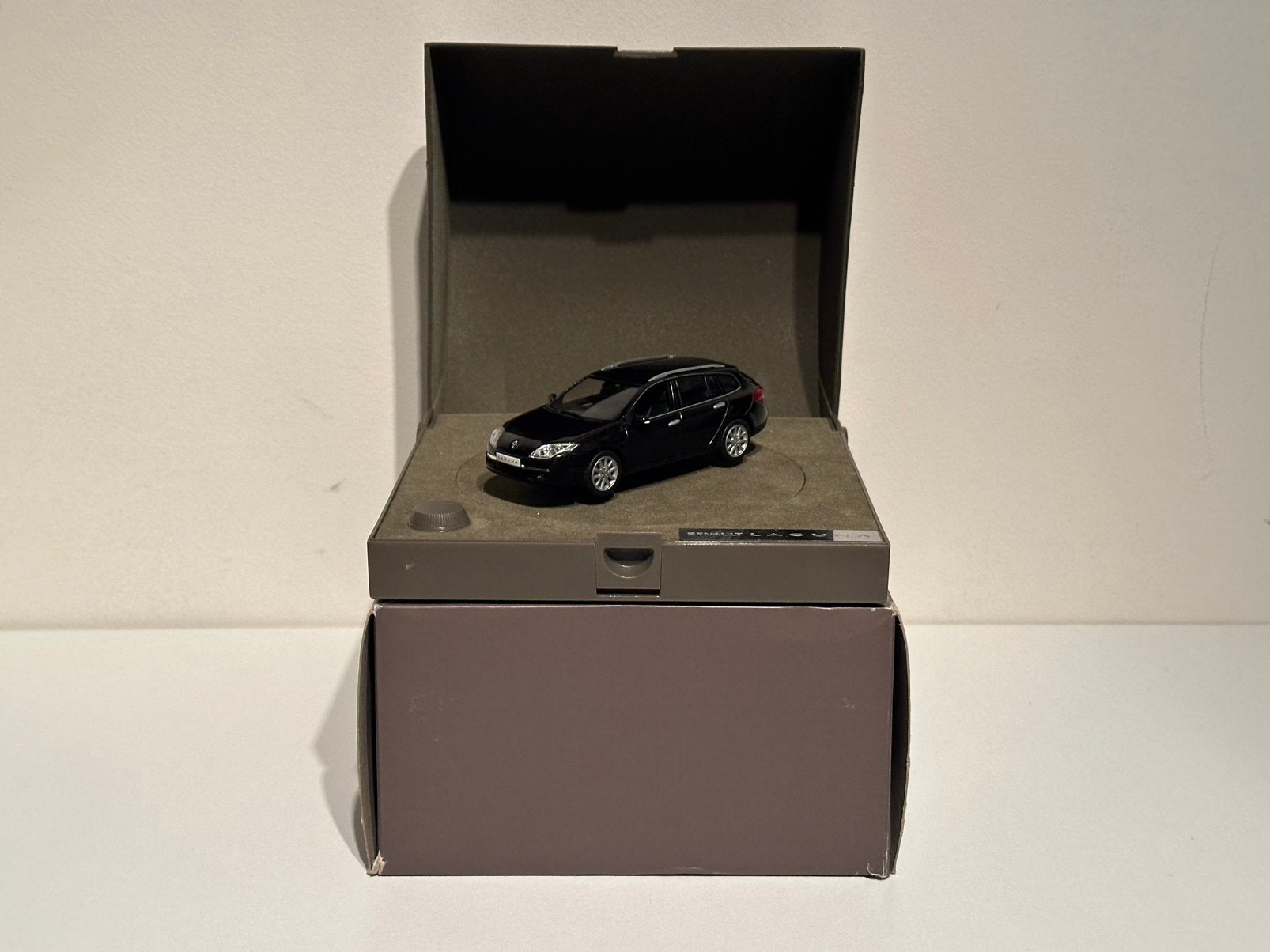 Renault Laguna Estate| Norev | schaal 1:43 + Draaiplateau, Ophalen of Verzenden, Zo goed als nieuw, Auto, Norev