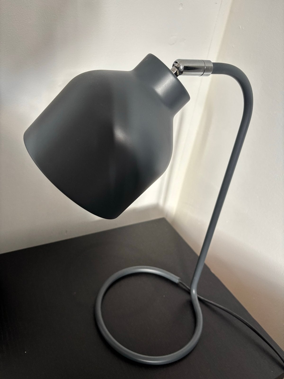 Moderne grijze tafellamp met E14 fitting, Ophalen, Bureaulamp, E14 (klein), Zo goed als nieuw