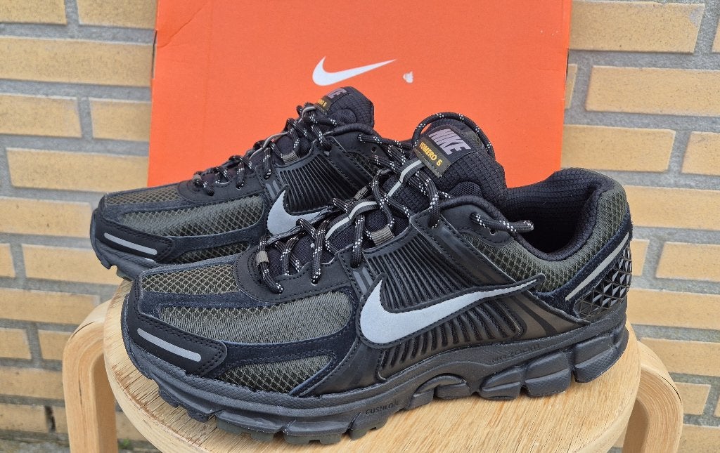 Nike Zoom Vomero 5 Black Sequoia HV2527-001 – 42,5 – Nieuw, Kleding | Heren, Ophalen of Verzenden, Nieuw, Zwart, Nike