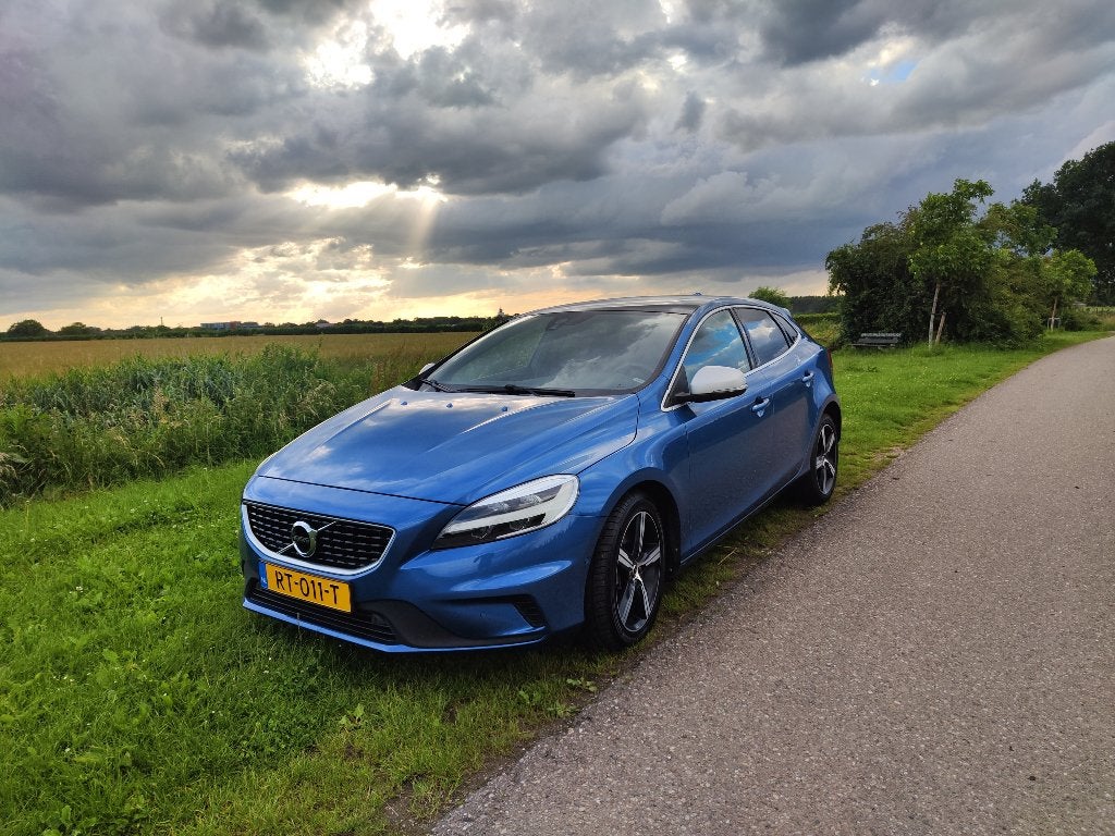 Volvo V40 2.0 T4 190PK 2018 R-DESIGN BURSTINGBLUE LEER PANO, Zwart, Blauw, Parkeerassistent, Particulier