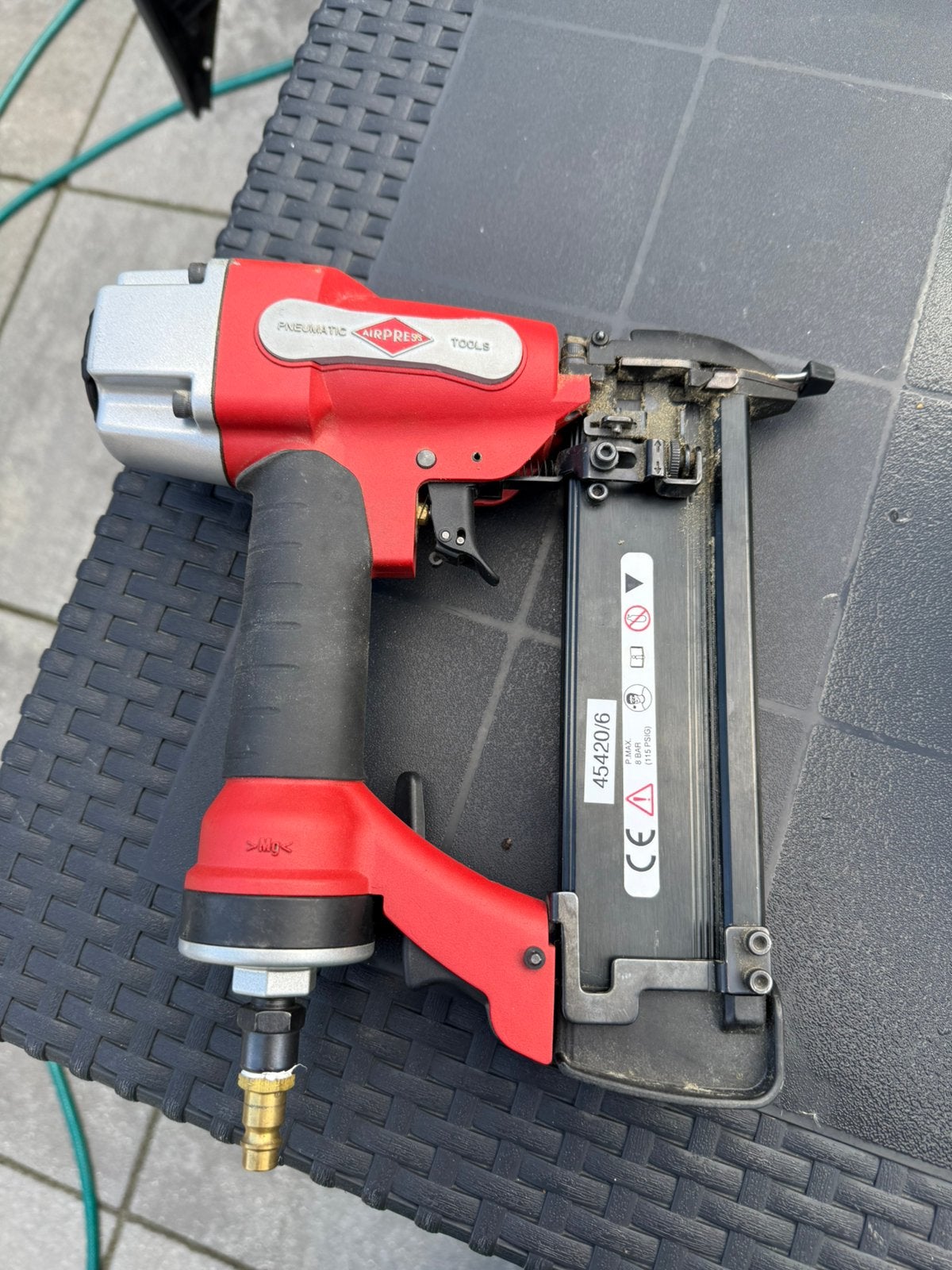 Airpress spijkerpistool tacker, Ophalen of Verzenden, Gebruikt, 6 tot 10 bar